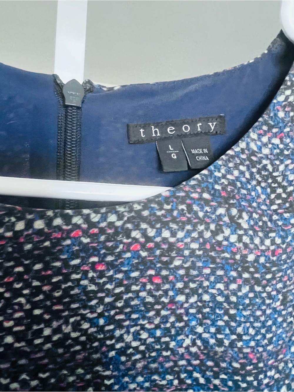 Theory 100% Silk Tweed Print Navy Sleeveless Blouse Office Casual Sheer SZ L - Picture 7 of 9